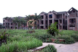 Gắn mác vỡ nợ để bán nhà đất